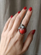 anello scultura oceanica con tentacoli di polpo in argento, sfera di corallo rosso e due opali bianchi