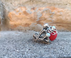 anello scultura oceanica con tentacoli di polpo in argento, sfera di corallo rosso e due opali bianchi