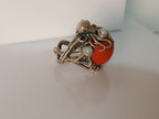 anello scultura oceanica con tentacoli di polpo in argento, sfera di corallo rosso e due opali bianchi
