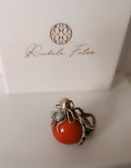 anello scultura oceanica con tentacoli di polpo in argento, sfera di corallo rosso e due opali bianchi