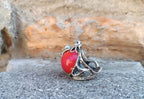 anello scultura oceanica con tentacoli di polpo in argento, sfera di corallo rosso e due opali bianchi
