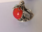 anello scultura oceanica con tentacoli di polpo in argento, sfera di corallo rosso e due opali bianchi