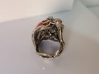 anello scultura oceanica con tentacoli di polpo in argento, sfera di corallo rosso e due opali bianchi