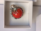 anello scultura oceanica con tentacoli di polpo in argento, sfera di corallo rosso e due opali bianchi