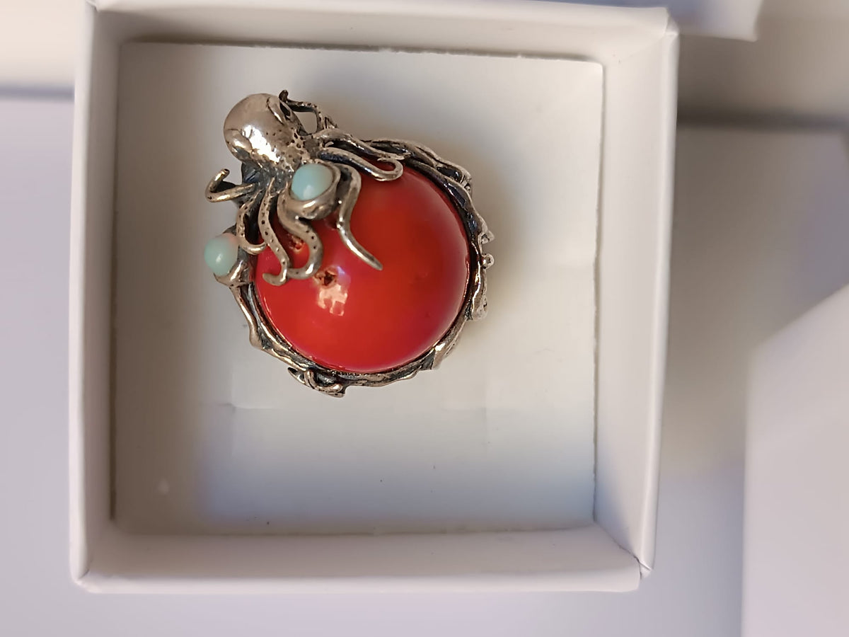 anello scultura oceanica con tentacoli di polpo in argento, sfera di corallo rosso e due opali bianchi