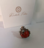 anello scultura oceanica con tentacoli di polpo in argento, sfera di corallo rosso e due opali bianchi