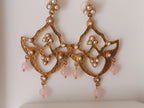 Orecchini Chandelier  Oro su Bronzo con Quarzo Rosa e Perle Bianche, Pendenti Pizzo Bizantino Scultorei