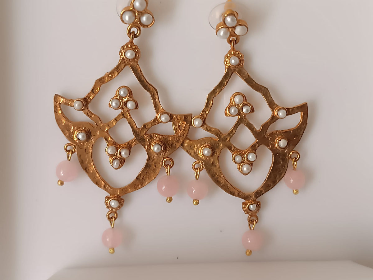 Orecchini Chandelier  Oro su Bronzo con Quarzo Rosa e Perle Bianche, Pendenti Pizzo Bizantino Scultorei