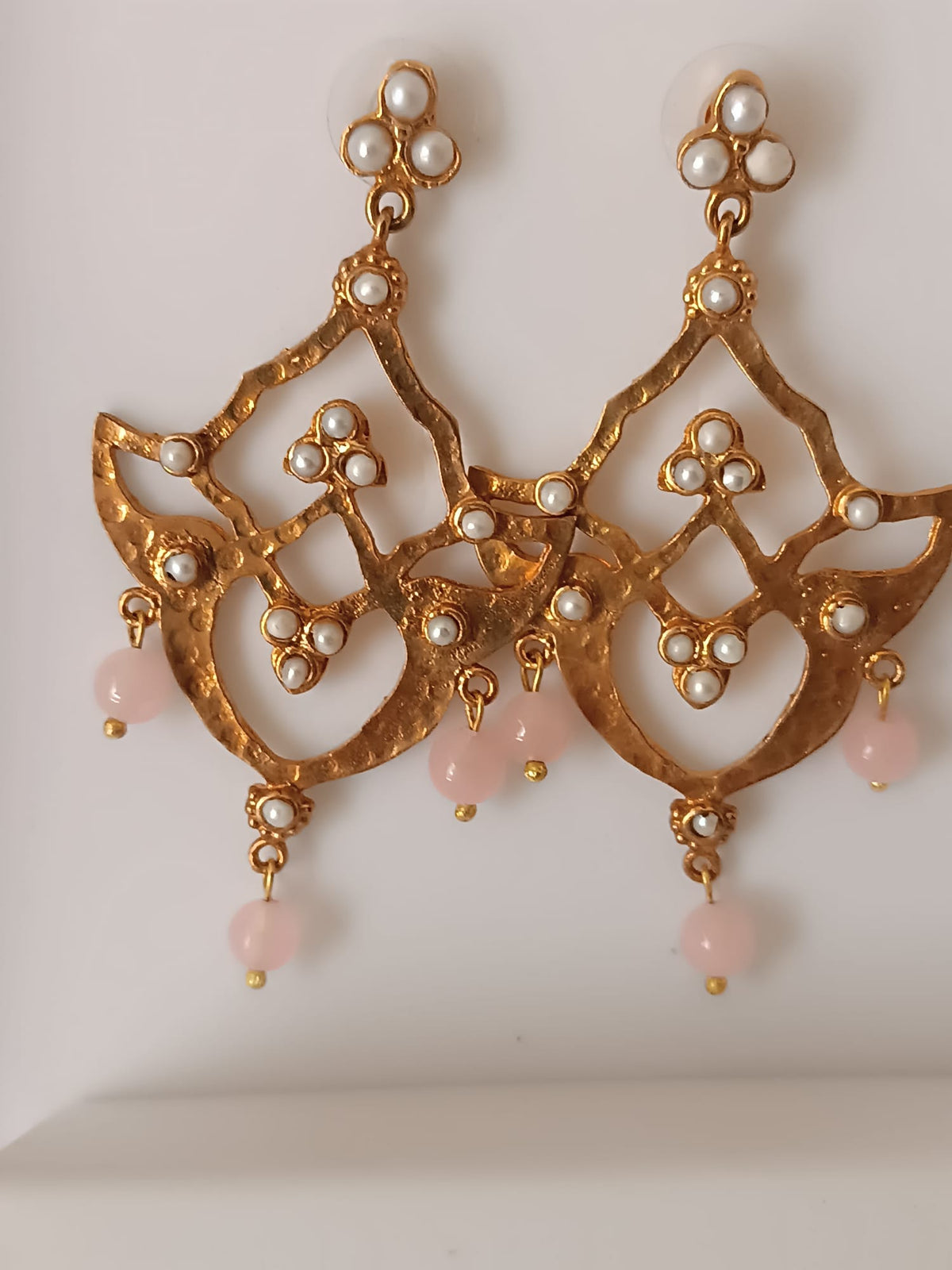 Orecchini pendenti scultorei in bronzo dorato con perle e quarzo rosa