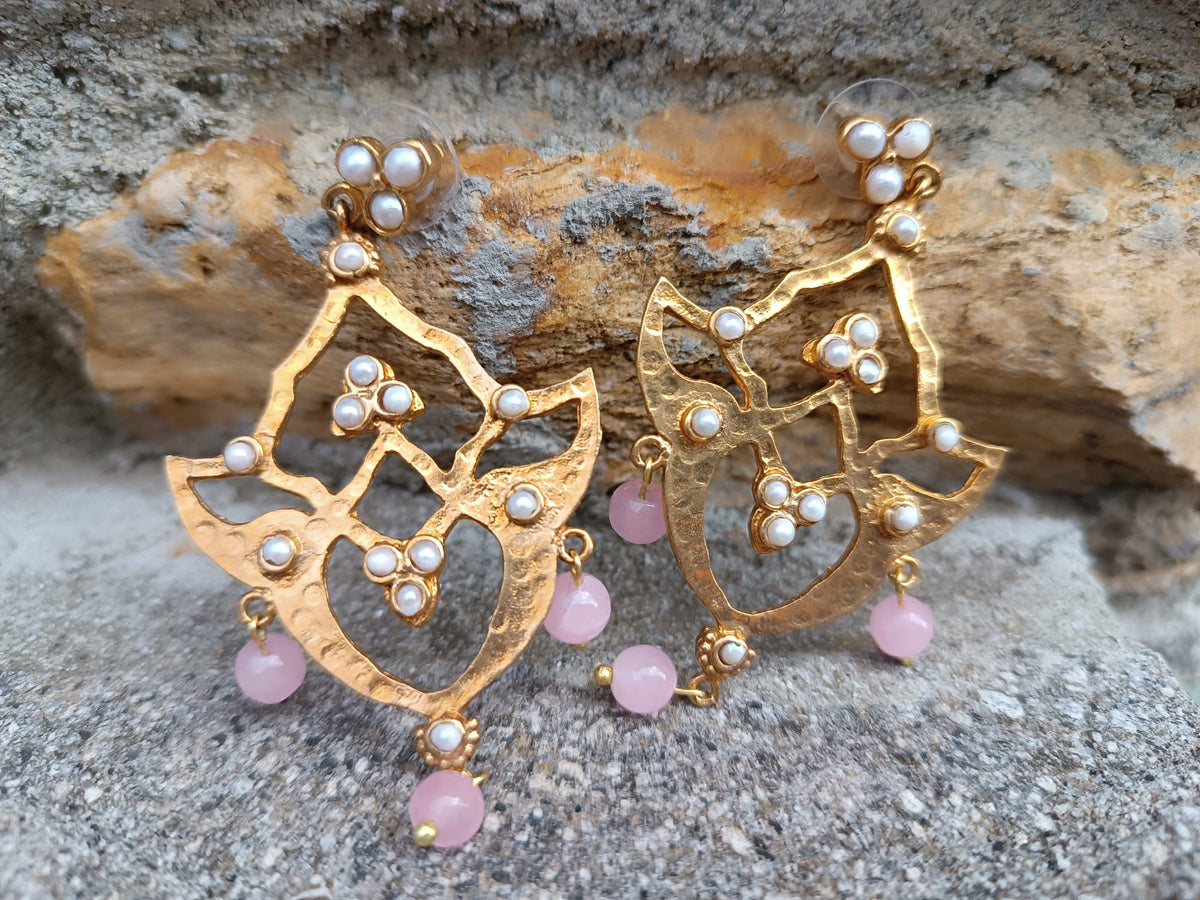 Orecchini pendenti scultorei in bronzo dorato con perle e quarzo rosa