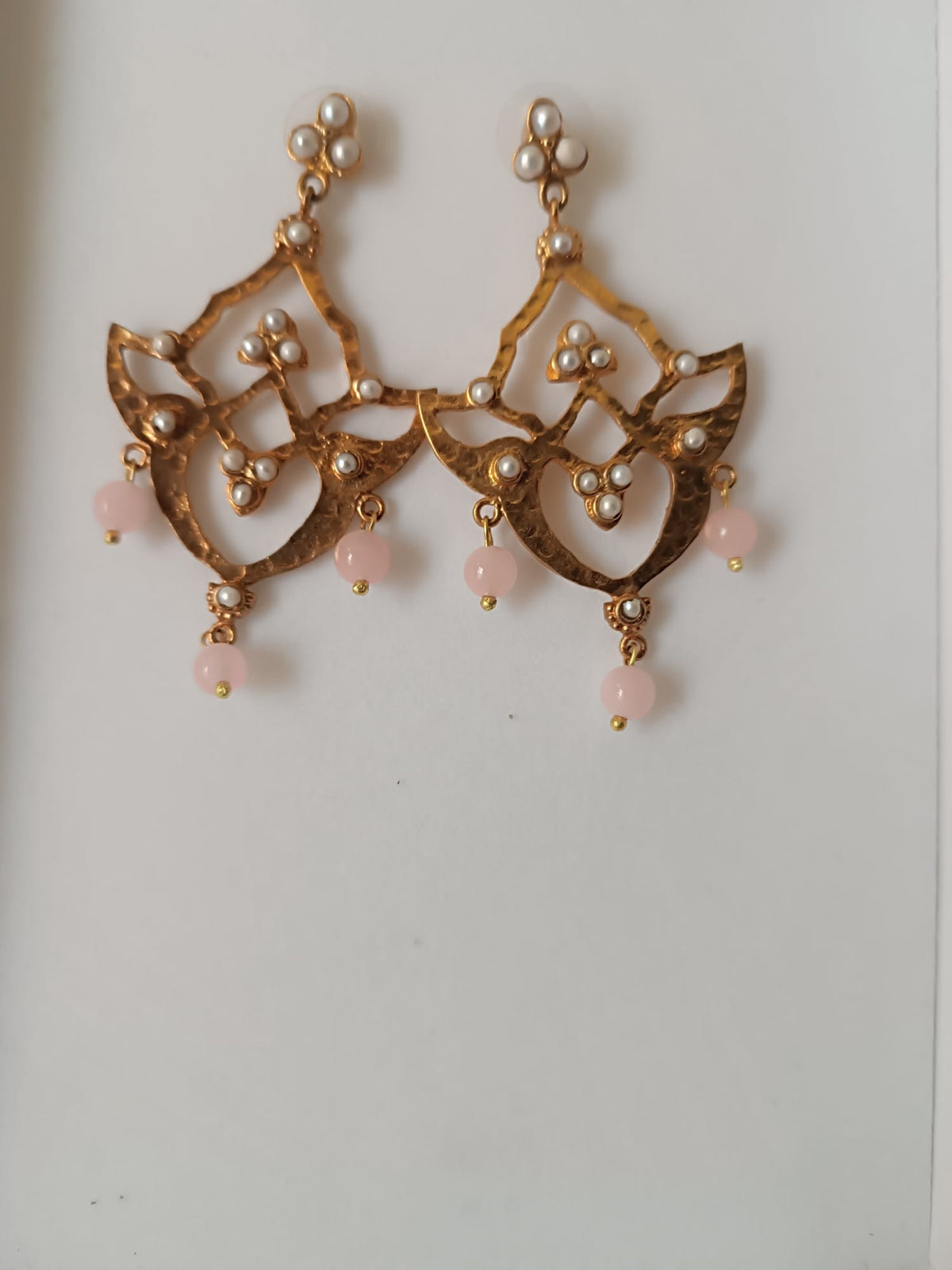 Orecchini pendenti scultorei in bronzo dorato con perle e quarzo rosa