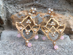 Orecchini pendenti scultorei in bronzo dorato con perle e quarzo rosa