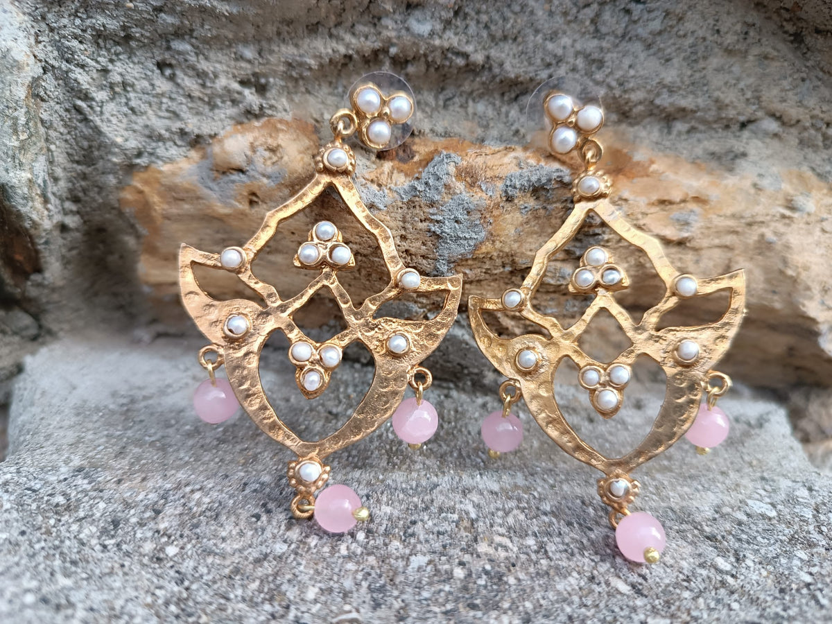 Orecchini pendenti scultorei in bronzo dorato con perle e quarzo rosa