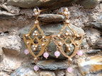 Orecchini pendenti scultorei in bronzo dorato con perle e quarzo rosa