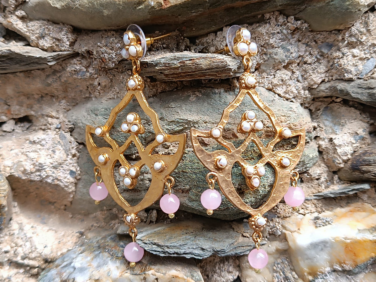 Orecchini pendenti scultorei in bronzo dorato con perle e quarzo rosa