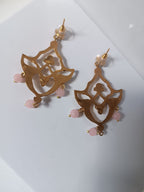 Orecchini pendenti scultorei in bronzo dorato con perle e quarzo rosa