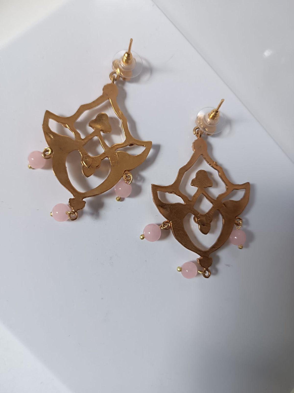 Orecchini pendenti scultorei in bronzo dorato con perle e quarzo rosa