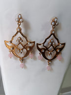 Orecchini pendenti scultorei in bronzo dorato con perle e quarzo rosa