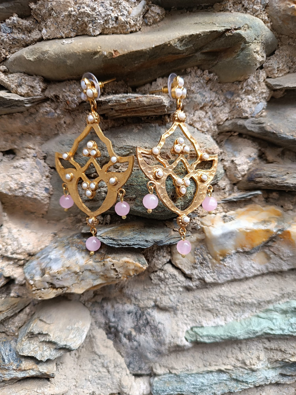 Orecchini pendenti scultorei in bronzo dorato con perle e quarzo rosa