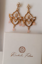 Orecchini pendenti scultorei in bronzo dorato con perle e quarzo rosa