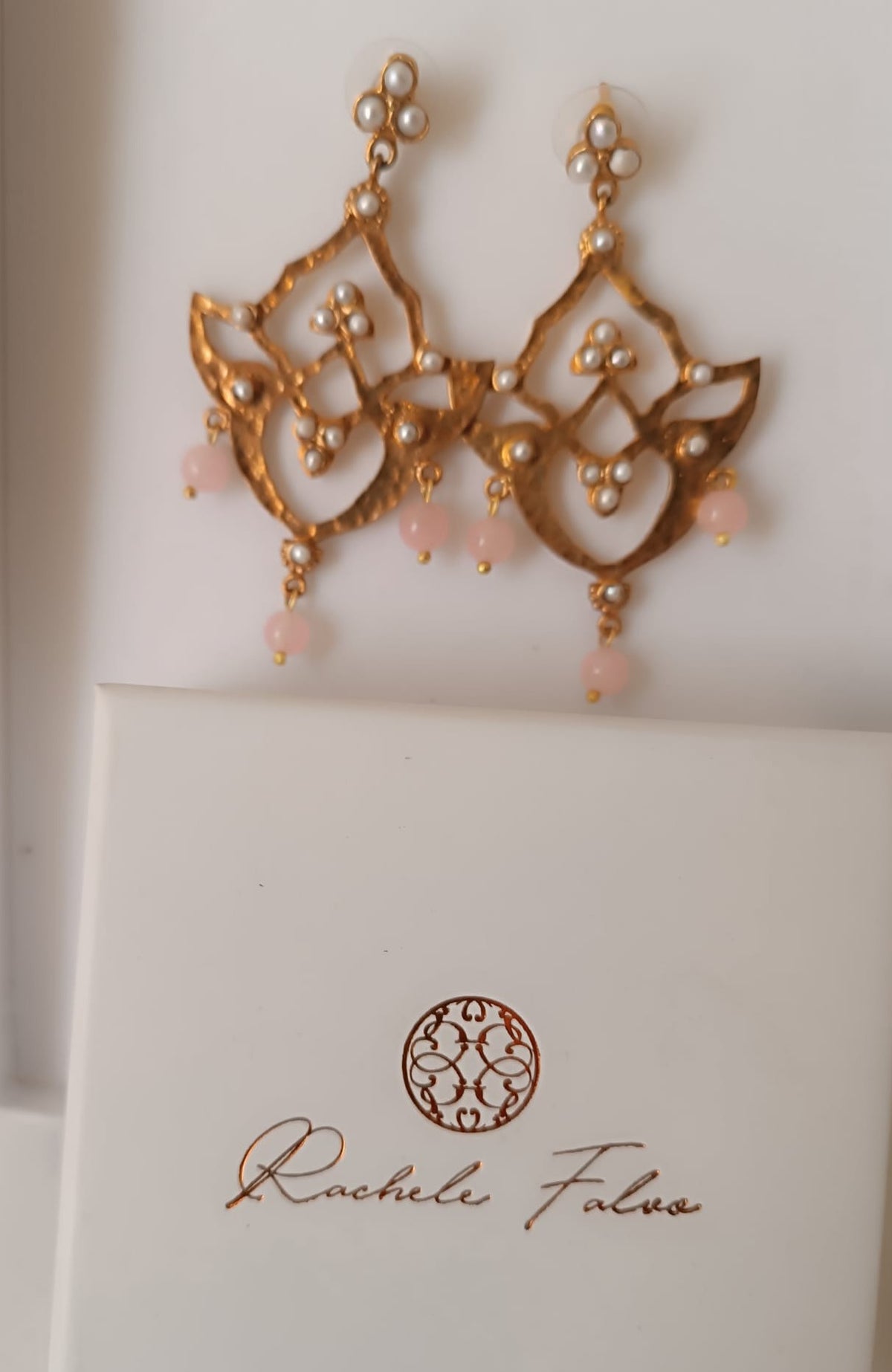 Orecchini pendenti scultorei in bronzo dorato con perle e quarzo rosa