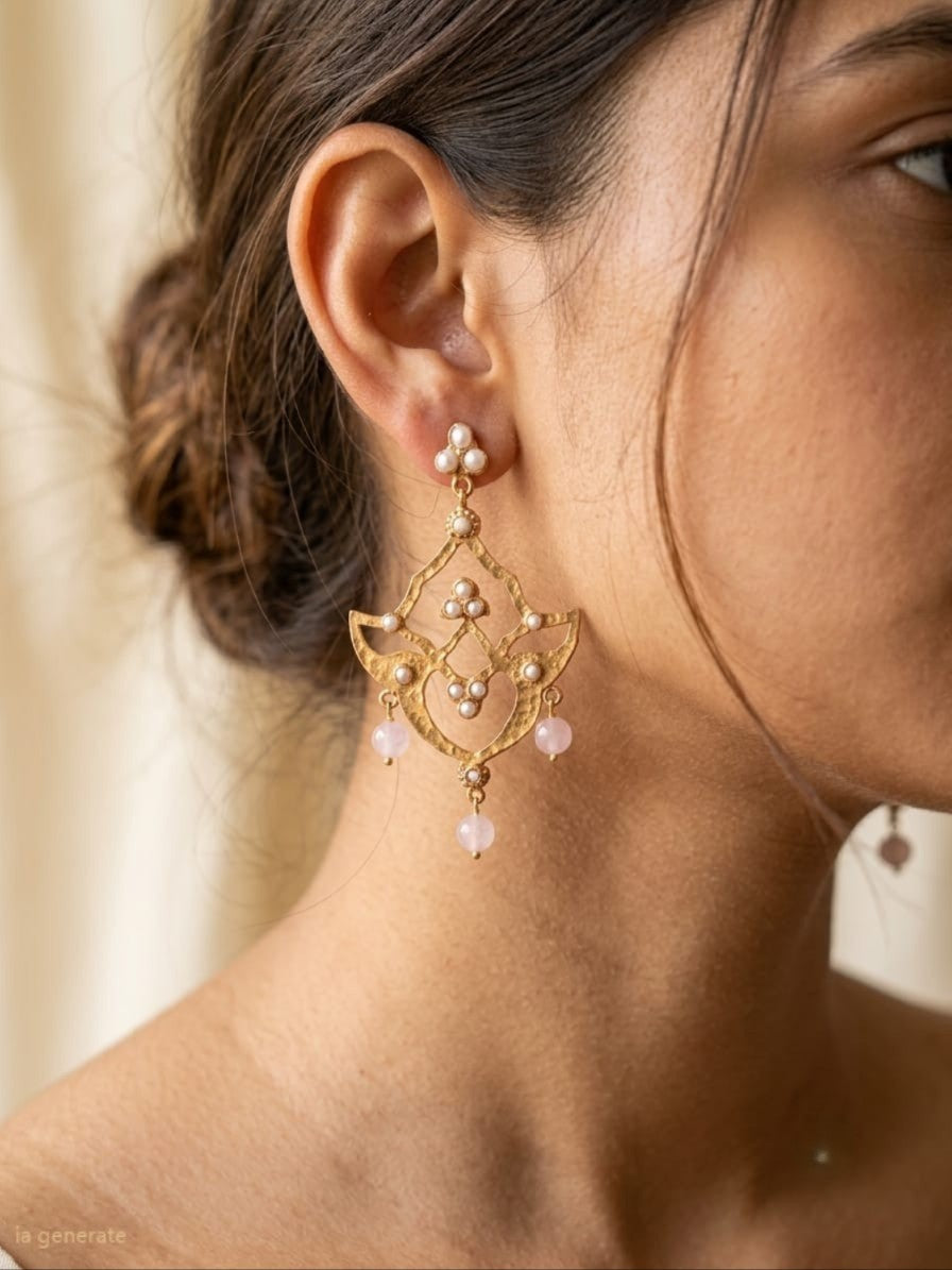 Orecchini pendenti scultorei in bronzo dorato con perle e quarzo rosa