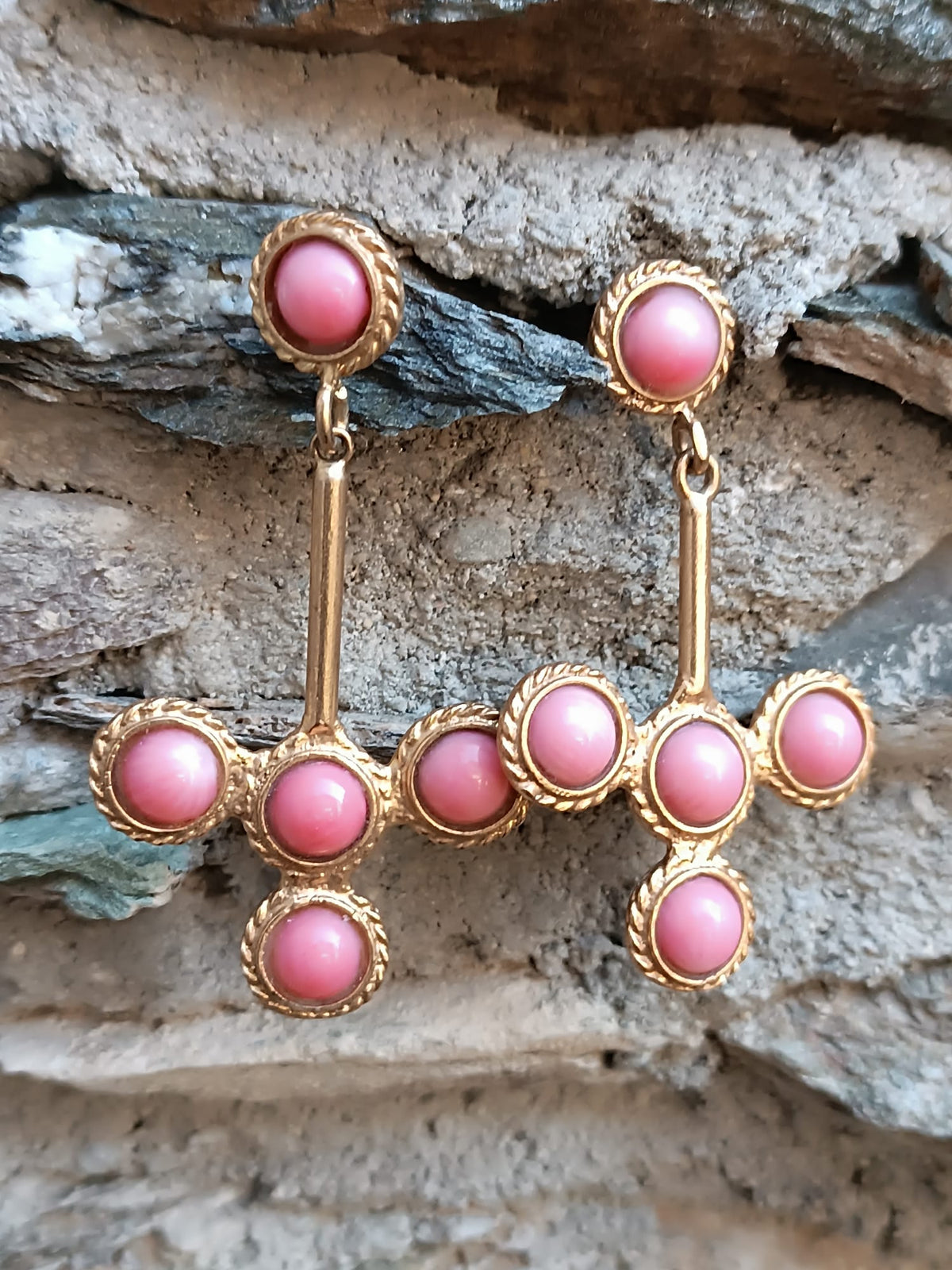 Orecchini pendenti eleganti in stile etrusco con pietre naturali - corallo rosa