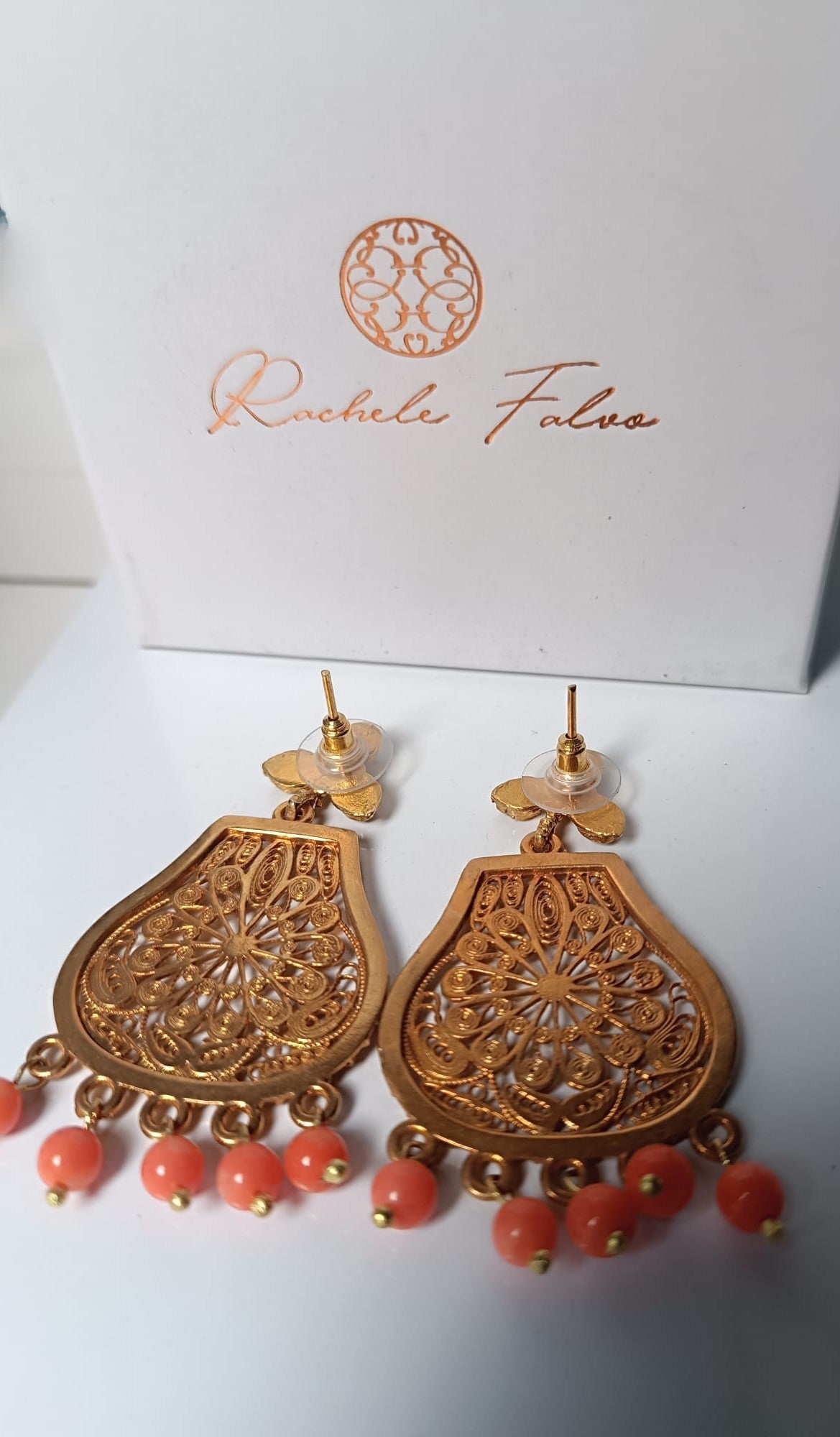 orecchi etruschi con corallo rosa e filigrana