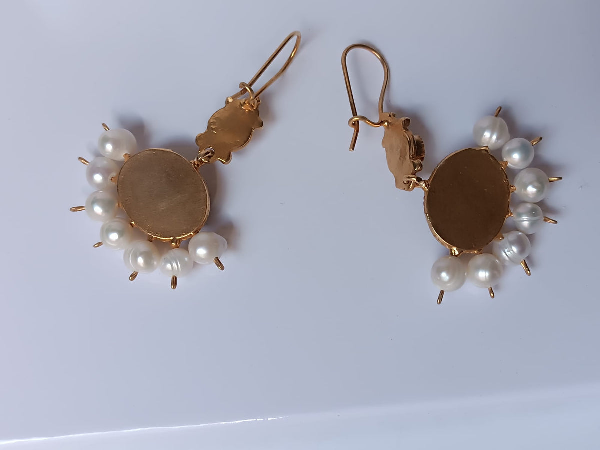 Orecchini in oro opaco su bronzo con perle naturali e corniole di alta qualità