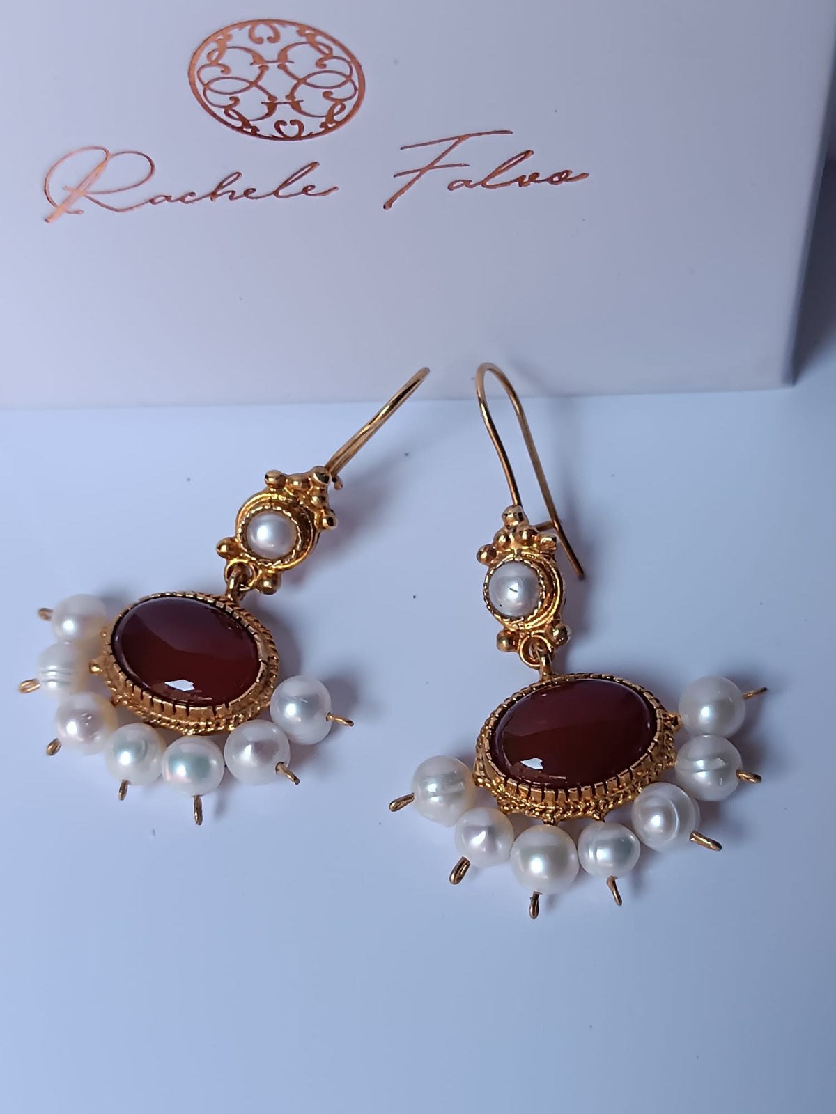 Orecchini in oro opaco su bronzo con perle naturali e corniole di alta qualità
