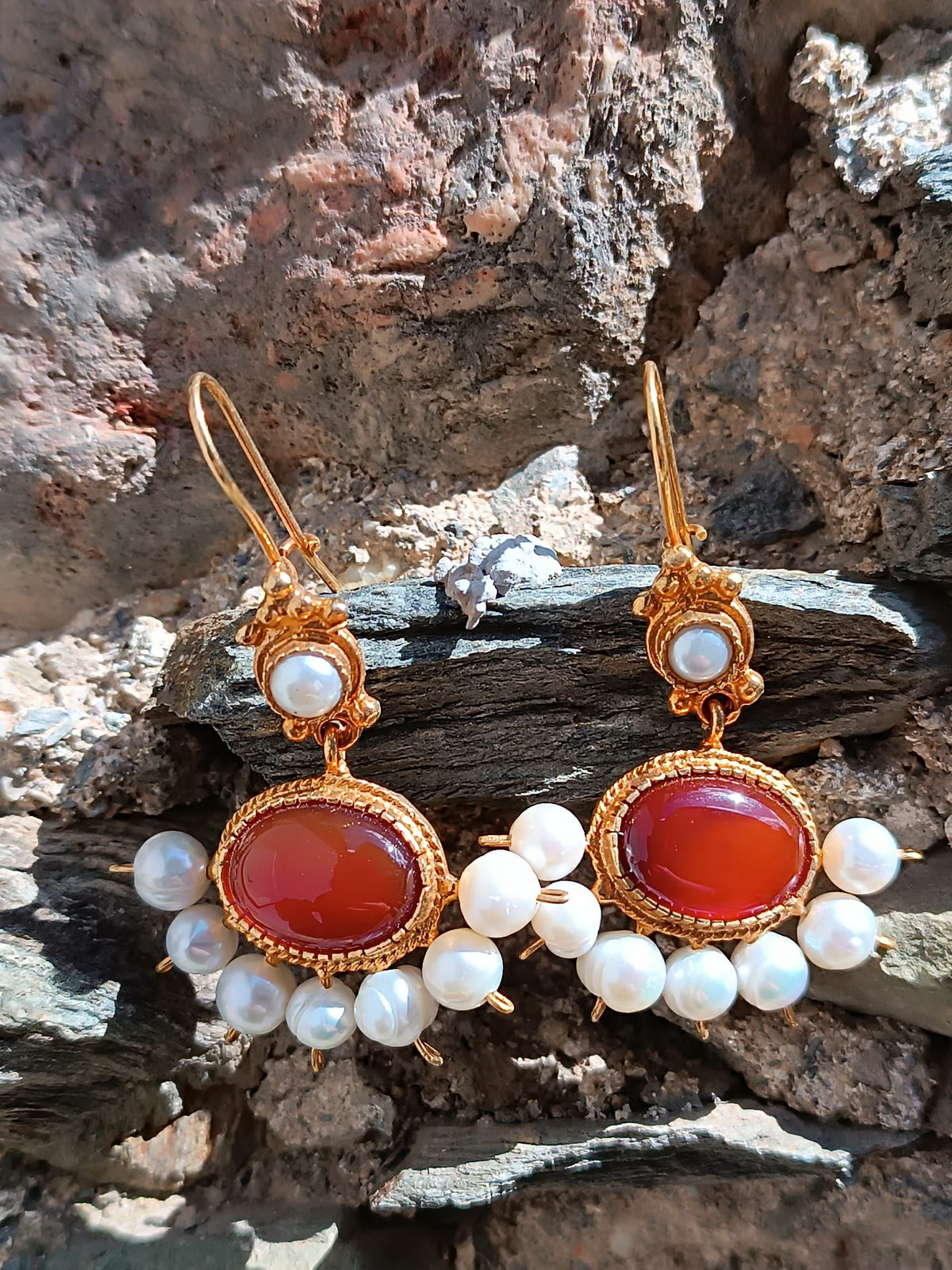 Orecchini in oro opaco su bronzo con perle naturali e corniole di alta qualità