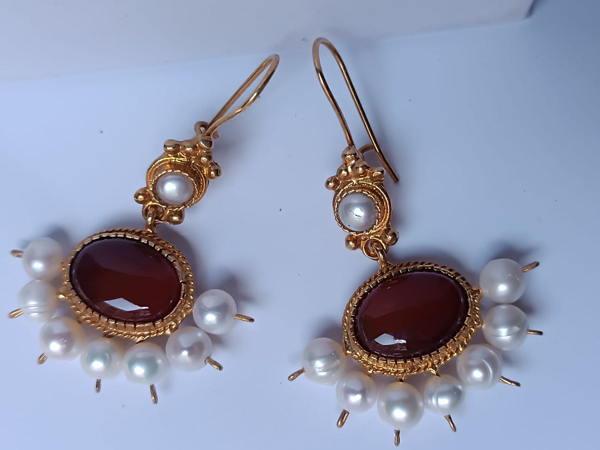Orecchini in oro opaco su bronzo con perle naturali e corniole di alta qualità