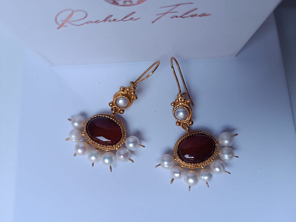 Orecchini in oro opaco su bronzo con perle naturali e corniole di alta qualità