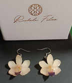 orecchini pendenti artigianali con piccole orchidee vere in resina trasparente colore  bianco, con ganci in argento.
