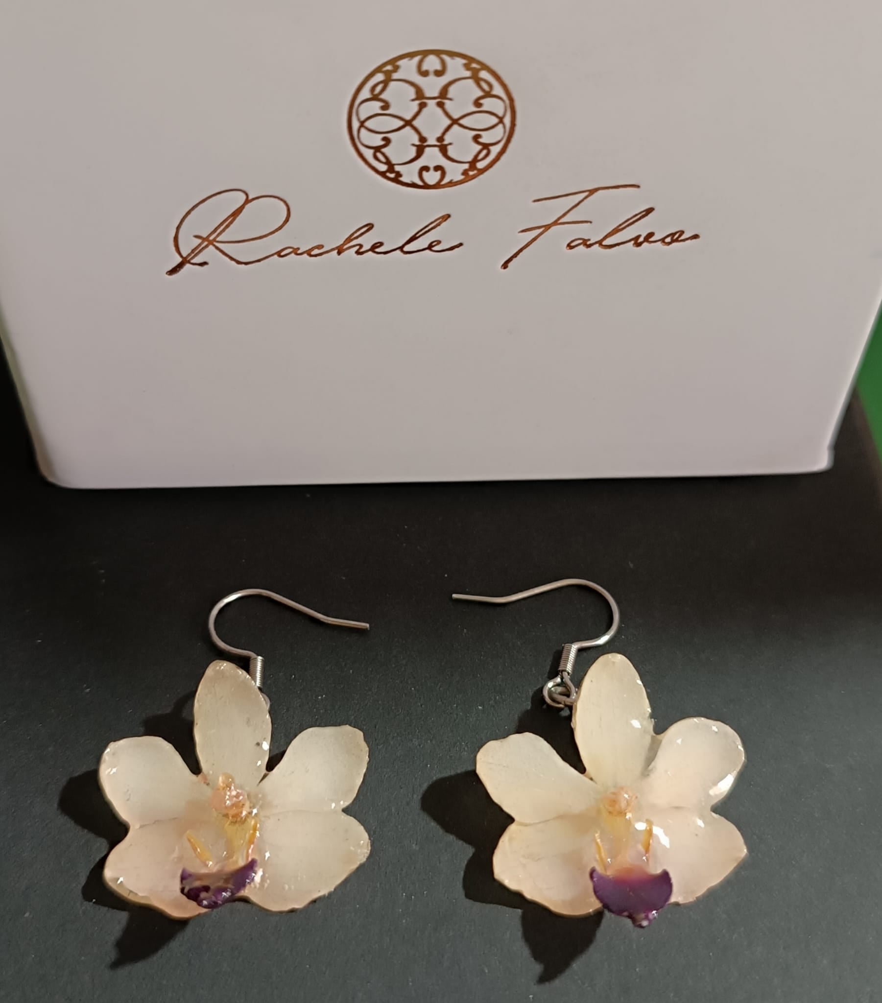 orecchini pendenti artigianali con piccole orchidee vere in resina trasparente colore  bianco, con ganci in argento.