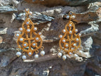 orecchini pendenti stile etrusco in bronzo oro opaco con castoni e gocce di perle naturali