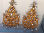 orecchini pendenti stile etrusco in bronzo oro opaco con castoni e gocce di perle naturali
