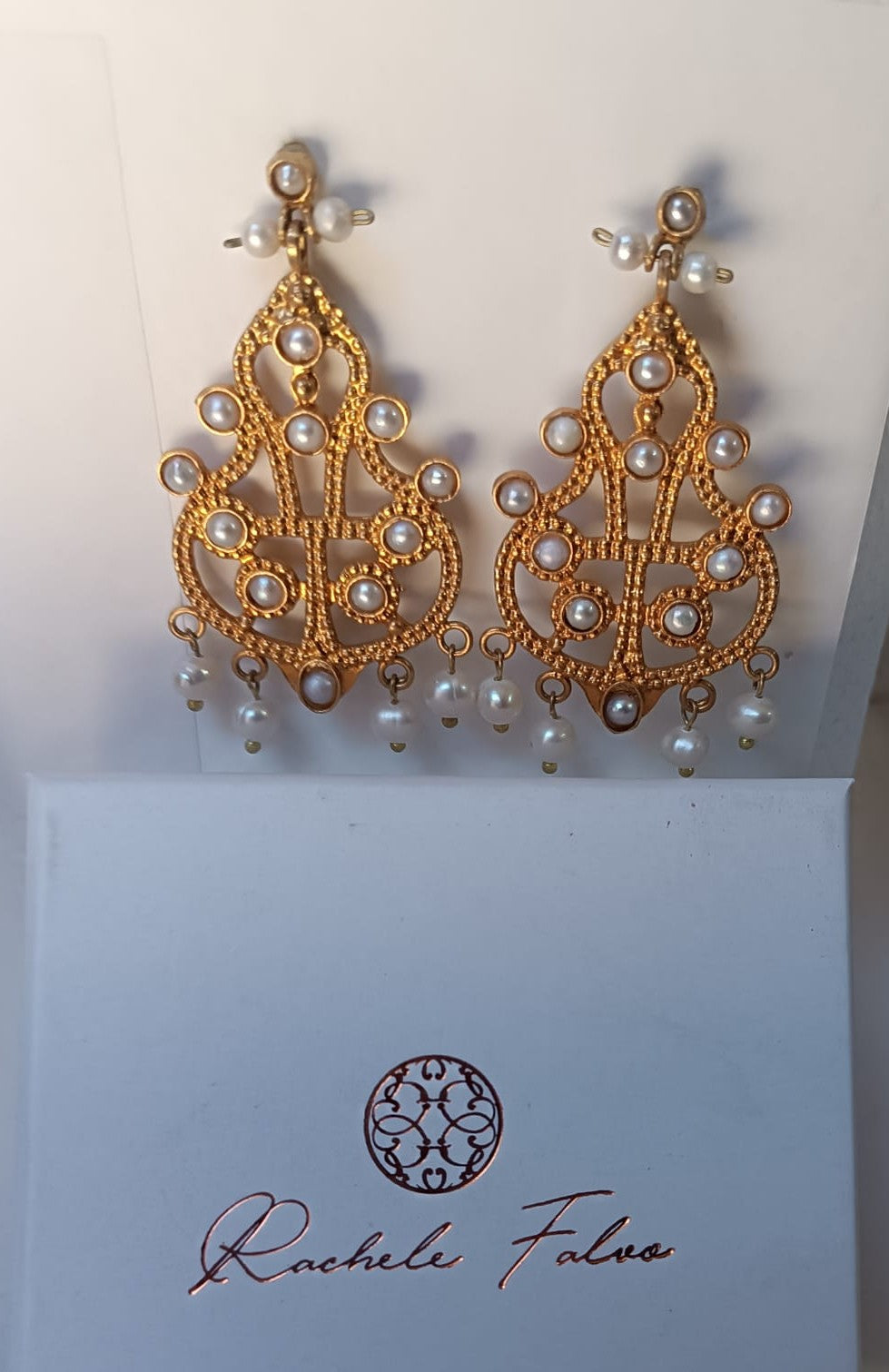 orecchini pendenti stile etrusco in bronzo oro opaco con castoni e gocce di perle naturali