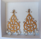 orecchini pendenti stile etrusco in bronzo oro opaco con castoni e gocce di perle naturali
