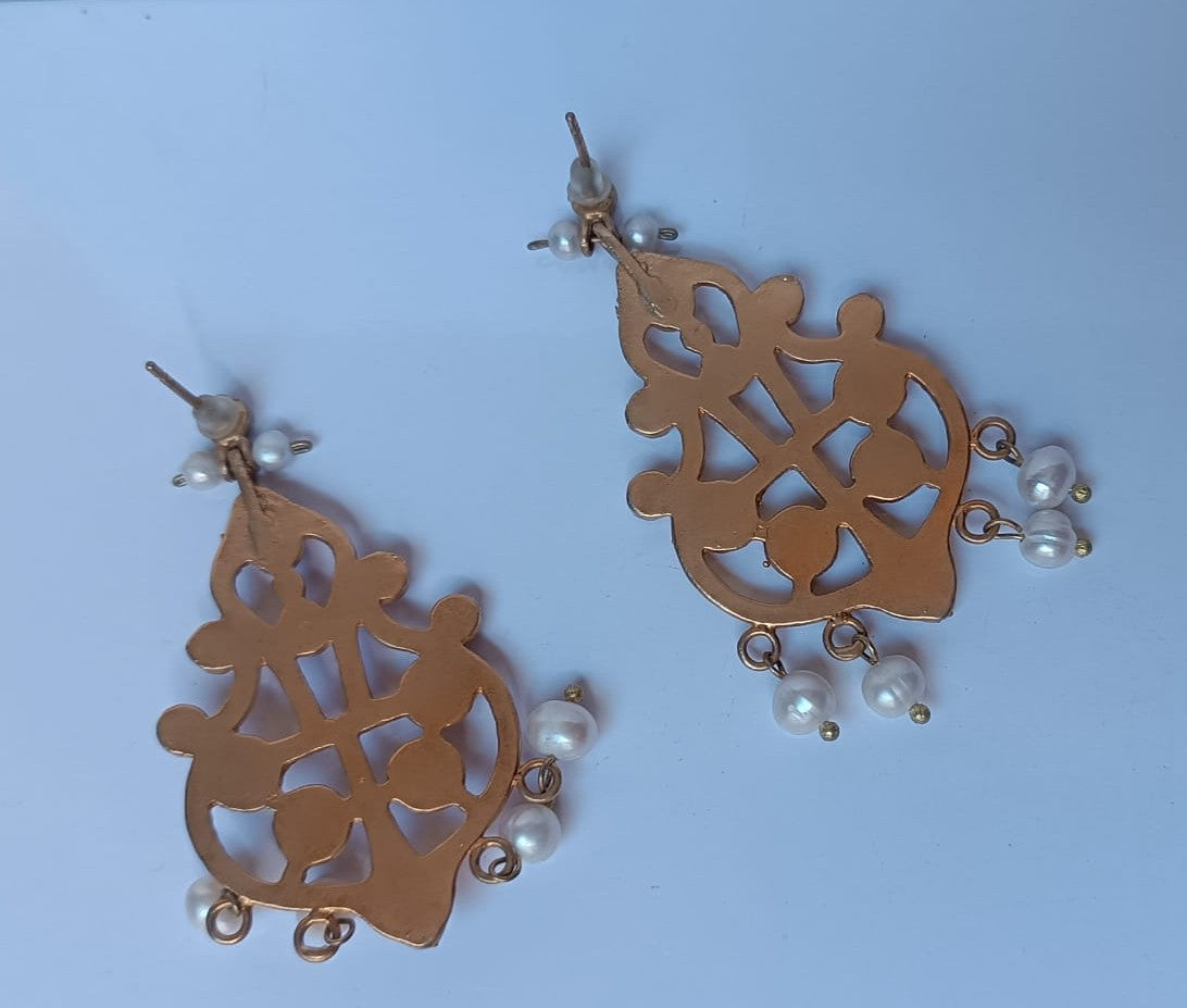 orecchini pendenti stile etrusco in bronzo oro opaco con castoni e gocce di perle naturali