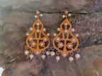 orecchini pendenti stile etrusco in bronzo oro opaco con castoni e gocce di perle naturali