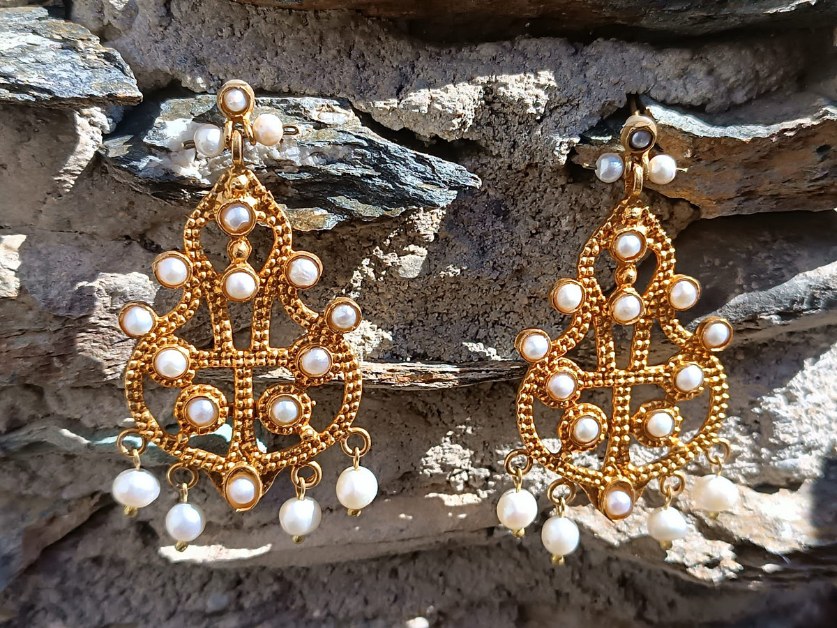 orecchini pendenti stile etrusco in bronzo oro opaco con castoni e gocce di perle naturali