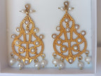 orecchini pendenti stile etrusco in bronzo oro opaco con castoni e gocce di perle naturali