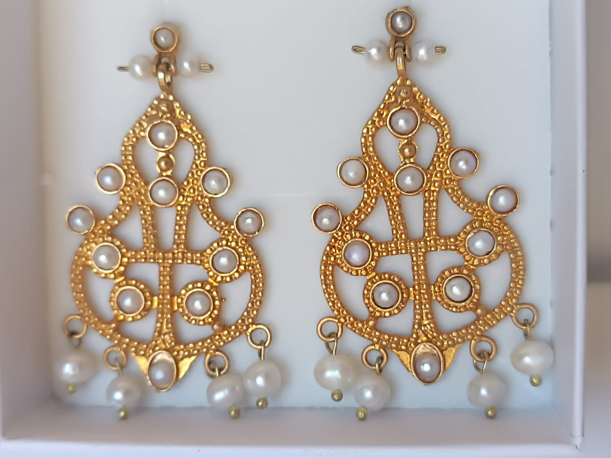 orecchini pendenti stile etrusco in bronzo oro opaco con castoni e gocce di perle naturali