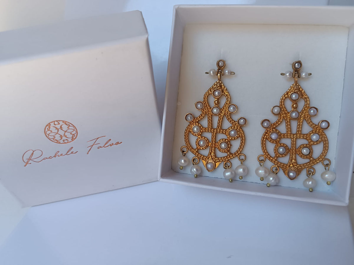 orecchini pendenti stile etrusco in bronzo oro opaco con castoni e gocce di perle naturali
