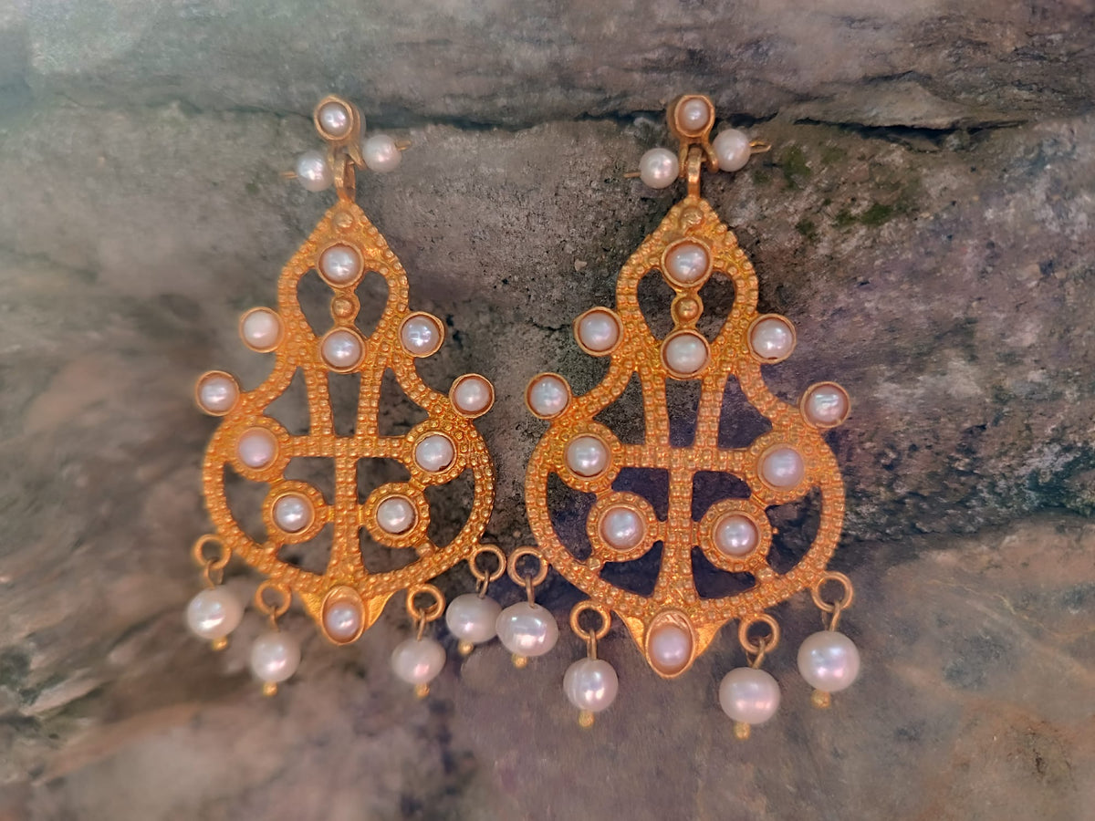 orecchini pendenti stile etrusco in bronzo oro opaco con castoni e gocce di perle naturali