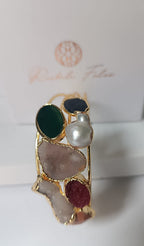 bracciale cuff dorato multifilo di Rachele Falvo con incastonati una perla barocca, un rubino grezzo, agate naturali e un'avventurina sfaccettata