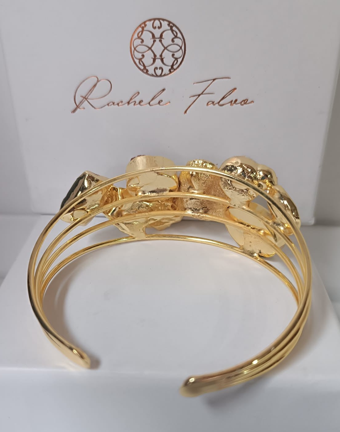bracciale cuff dorato multifilo di Rachele Falvo con incastonati una perla barocca, un rubino grezzo, agate naturali e un'avventurina sfaccettata