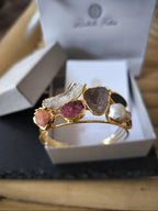 bracciale cuff dorato multifilo di Rachele Falvo con incastonati una perla barocca, un rubino grezzo, agate naturali e un'avventurina sfaccettata