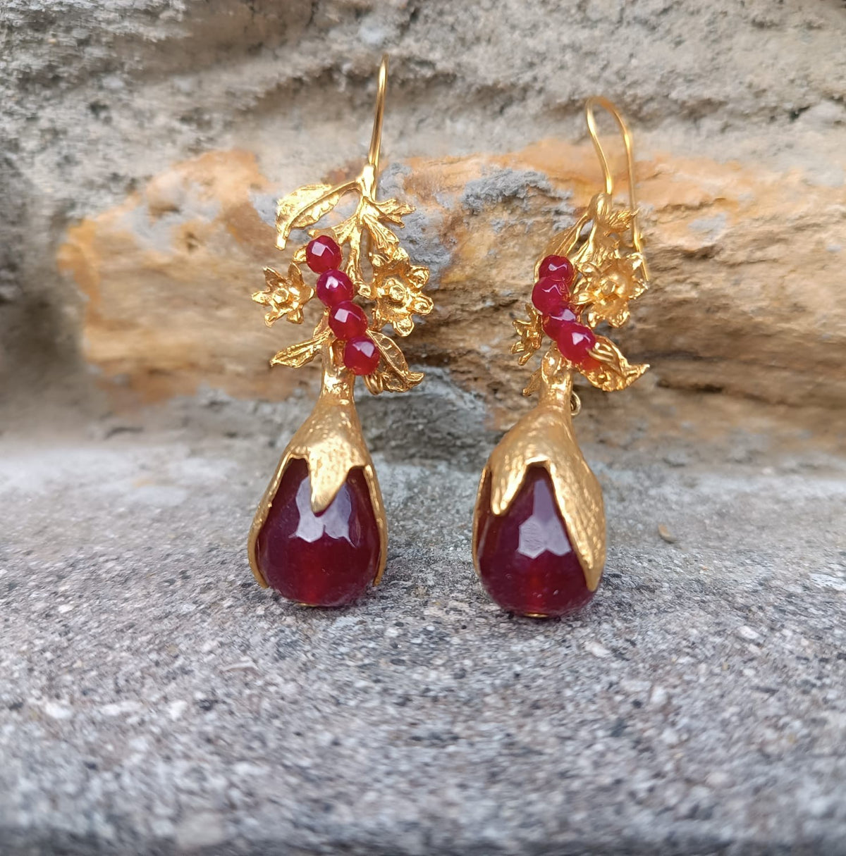 Orecchini pendenti in oro su bronzo e diaspro rosso